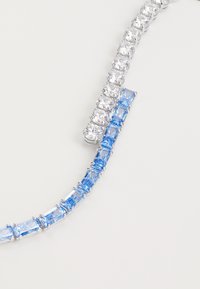 Collier en ton argent comprenant des pierres rectangulaires claires et bleu clair, disposées alternativement et montées en griffes, avec un design élégant et arrondi.