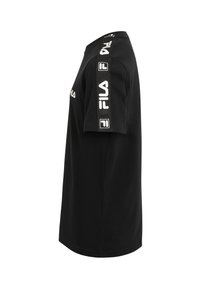 Camiseta de algodón negra con acentos del logo de Fila en blanco en ambas mangas y en el pecho, con un ajuste estándar y cuello redondo.