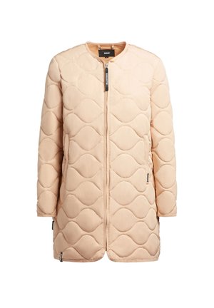 Veste matelassée en beige doux avec un col rond, dotée d'une fermeture éclair sur le devant et d'un motif de quilting en vagues texturé. Comprend des poches latérales.