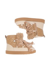 Bocanci bej la quilt, cu accente pufoase, șireturi texturate și detalii crem; au un fermoar pe lateral și o talpă robustă din cauciuc.