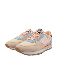 Beige und hellblaue Sneaker aus Mesh und Wildleder, mit pinken Akzenten, weißem Logo und gemusterten Schnürsenkeln; Gummisohle für Traktion.
