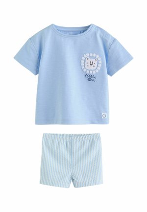 Hellblauer Babybody mit kurzen Ärmeln, Löwengesicht-Stickerei und dem Text "kleiner Löwe" auf dem Shirt, kombiniert mit blau-weiß gestreiften Shorts.