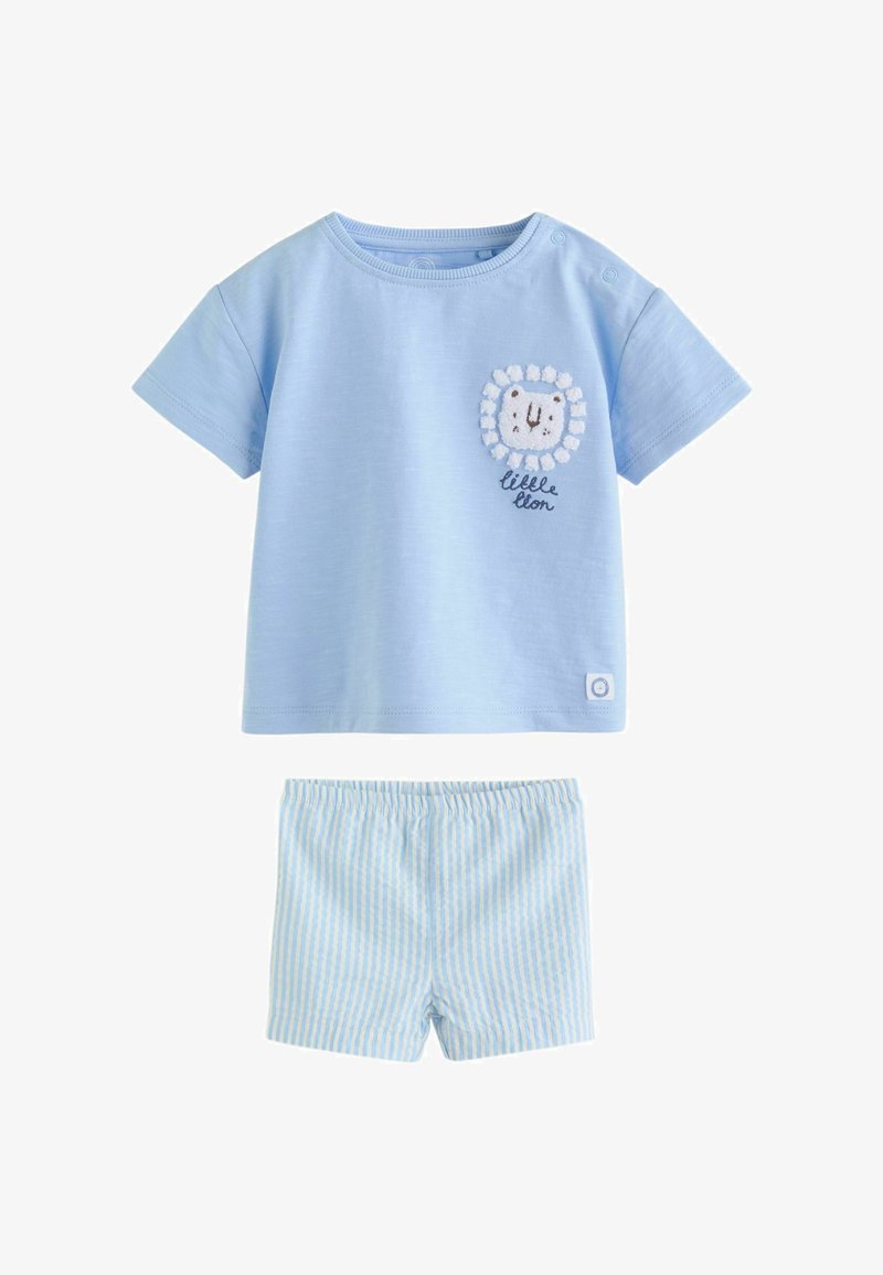 Tenue bébé bleu clair à manches courtes, avec une broderie de visage de lion et le texte « petit lion » sur le t-shirt, assortie à un short rayé bleu et blanc.