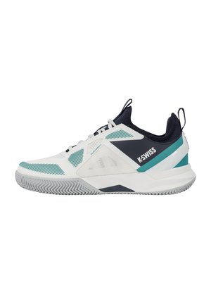 Chaussure de sport basse K-Swiss blanche et bleu sarcelle avec des touches noires, semelle texturée et languettes à tirer au talon et à la languette.