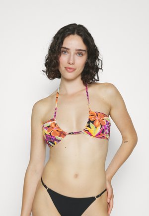 Kleurrijke bloemenbikini-top met een diep uitgesneden halslijn, verstelbare bandjes en een zwarte bikini-broek met gouden hardware accenten.