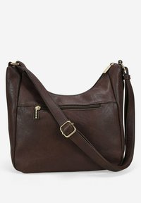 Bolso cruzado de cuero marrón oscuro con correa ajustable, bolsillo exterior con cremallera y detalles en metal dorado.