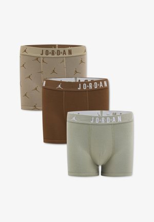 Tre par bokserbriefs i bomull i jordfarger: beige med logoer, brun ensfarget og lys grønn, hver med elastiske midjebånd med merkevare.