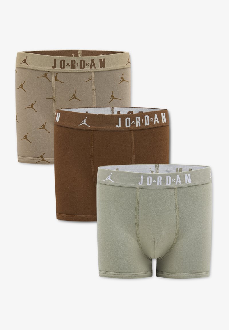 Trois paires de boxers en coton aux tons naturels : beige avec logos, marron uni et vert clair, chacun doté d'une ceinture élastique avec un marquage.