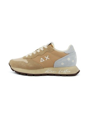 Sneaker beige e azzurro chiaro con lacci bianchi, simboli ricamati sul lato, piccoli fiori bianchi sul tallone e la scritta "Corri più veloce" sulla suola.