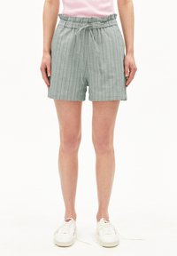 Helle grüne Karoshorts mit elastischem Bund und Kordelzug. Knielang, mit lockerem Schnitt und glatter Textur.