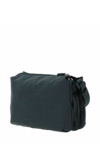 Borsa di tessuto verde scuro con superficie strutturata, chiusura con zip e lati arricciati. Caratterizzata da un design sottile e da una piccola tracolla regolabile.