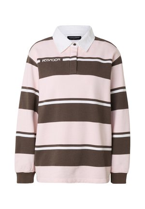 Tricou de rugby cu mâneci lungi, cu dungi orizontale roz și maro, guler alb, fâșie de nasturi și logo-ul "PEGADOR" pe piept.