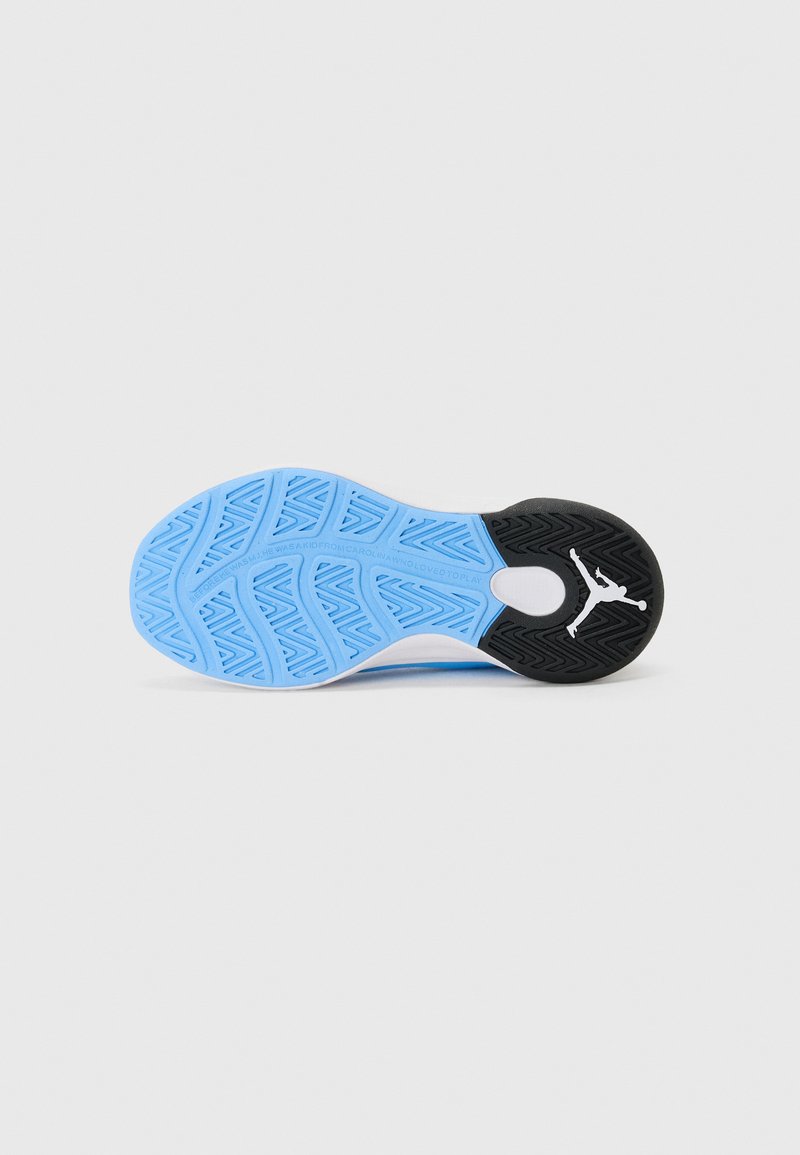 Suela de zapatilla en azul y negro con un patrón en zigzag. Presenta un logo de baloncesto en blanco en la sección negra. Texturizada para ofrecer tracción.