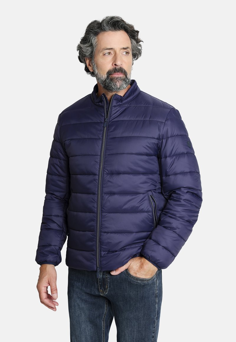 Chaqueta acolchada navy con cierre de cremallera en la parte delantera, cuello alzado y bolsillos laterales; presenta un patrón de acolchado horizontal y puños elásticos.