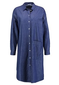 Džínová košilová šaty v tmavě modré barvě, s límcem, plným zapínáním na knoflíky, dlouhými rukávy a jednou přední kapsou. Hladká textura.