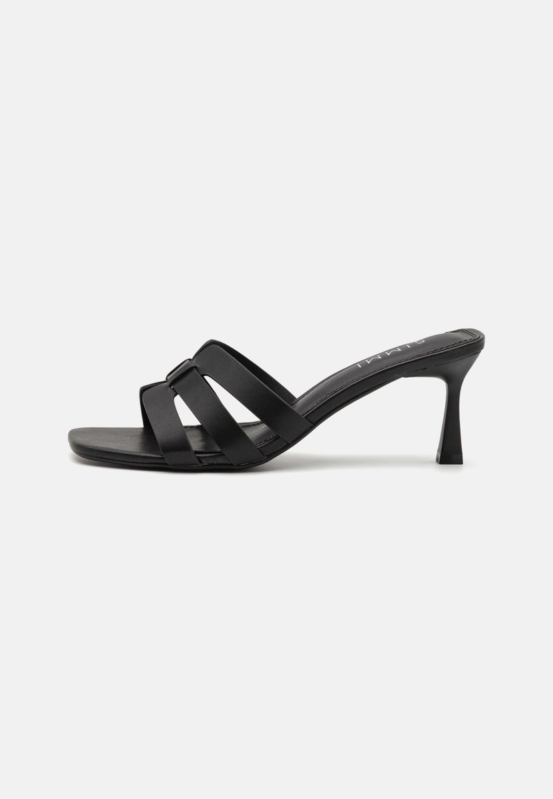 Mule negre cu toc înalt, cu trei curele late. Textură netedă, vârf pătrat și toc subțire. Design minimalist și fără hardware vizibil.