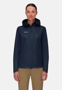 Navy Softshell-Jacke mit durchgehendem Reißverschluss, verstellbarem Kapuzenkragen und zwei seitlichen Taschen. Sie verfügt über eine glatte Textur und ein kontrastierendes Logo.