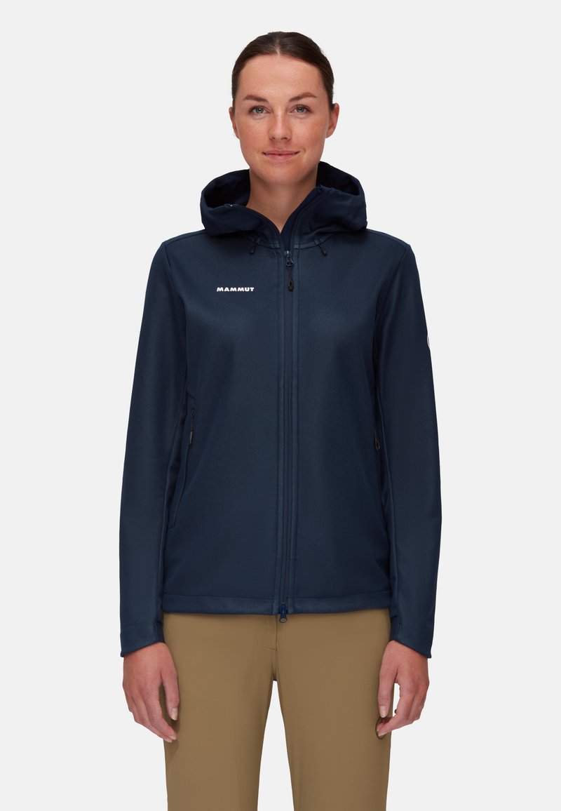 Navy Softshell-Jacke mit durchgehendem Reißverschluss, verstellbarem Kapuzenkragen und zwei seitlichen Taschen. Sie verfügt über eine glatte Textur und ein kontrastierendes Logo.