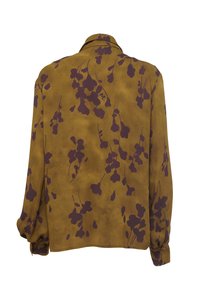 Blusa marrone con motivo floreale viola, maniche lunghe, polsini abbottonati e vestibilità rilassata. Texture liscia e design del colletto classico.