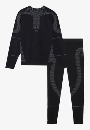 Schwarzes sportliches Langarmoberteil mit Reißverschluss am Hals und gestreiften Akzenten, kombiniert mit passenden, enganliegenden Hosen mit kontrastierenden Streifenmustern.