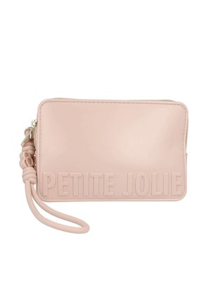 Bolso de mano rectangular de color rosa claro con texto en relieve "PETITE JOLIE" y una correa para la muñeca anudada unida a una cremallera.
