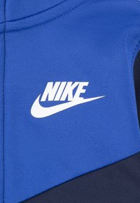 Nike Sportswear LIFESTYLE ESSENTIALS UNISEX SET - Trenirka - midnight navy