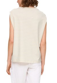 Beżowy, paskowany top bez rękawów z szerokimi ramionami, wykonany z miękkiego materiału, o luźnym fasonie i okrągłym dekolcie.