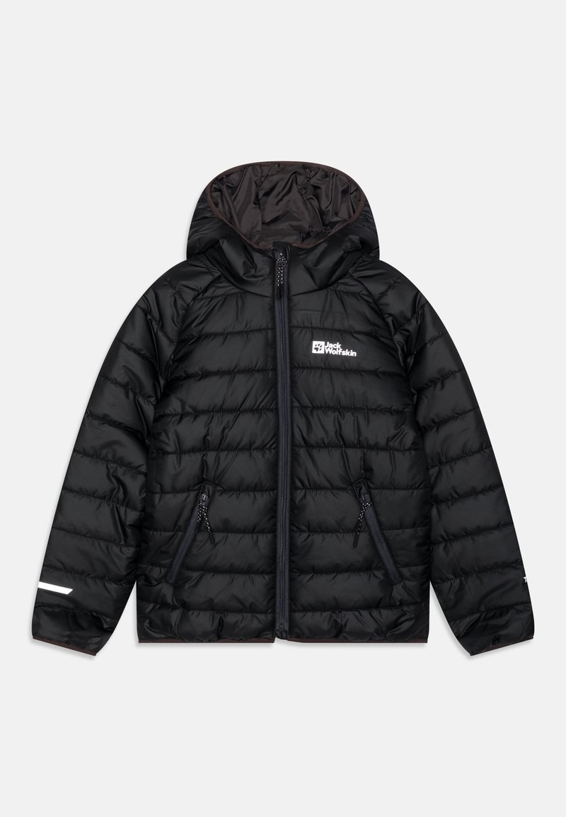 Doudoune noire avec capuche, fermeture éclair avant, deux poches zippées, et logo Jack Wolfskin sur la poitrine gauche.