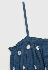 Top in tessuto blu, con texture e spalline sottili, caratterizzato da un collo arricciato e motivi di sole ricamati in bianco.