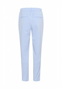 Pantaloni azzurri chiari con una vestibilità rilassata. Presentano una vita elasticizzata e due tasche posteriori con semplici dettagli di cucitura. Materiale misto cotone.