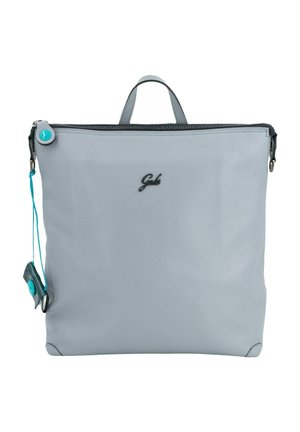 Zaino in pelle azzurro con manico superiore, chiusura a cerniera e piccolo logo nero centrato sul davanti, con cursori della cerniera blu e grigi attaccati.