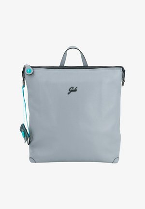 Zaino in pelle azzurro con manico superiore, chiusura a cerniera e piccolo logo nero centrato sul davanti, con cursori della cerniera blu e grigi attaccati.