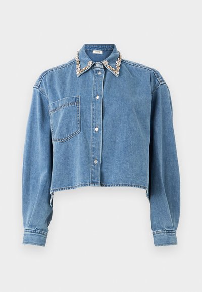 Τζιν κοντό πουκάμισο με κουμπιά, μακριά μανίκια, μια τσέπη στο στήθος και γιακά διακοσμημένο με λεπτομέρειες από πέρλες και στρας.