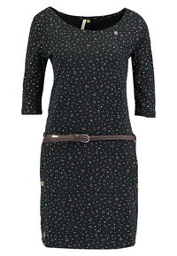 Svart klänning med rundad halsringning och trekvartsärmar, prydd med ett färgglatt prickmönster och ett flätat brunt bälte i midjan.