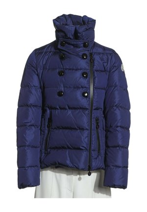 Chaqueta acolchada azul marino con cuello alto, doble hilera de botones negros, cremallera asimétrica y bolsillos laterales con cremallera.