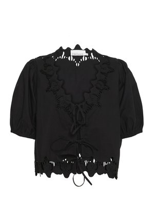 Blusón negro corto con mangas abullonadas, que presenta un escote en forma de ola y detalles de corte intrincados a lo largo del dobladillo y el escote.