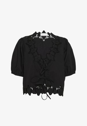 Juodas trumpas bluzonas su pūkuotomis rankovėmis, turintis bangą primenančią iškirptę ir sudėtingus išpjovimus apatinėje dalyje bei iškirptėje.