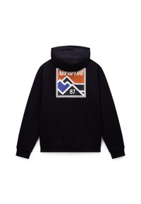 Sudadera negra con un gran gráfico en la parte trasera que presenta montañas en azul, naranja y negro, con el texto "NAPAPIJRI" y "87". Material suave.