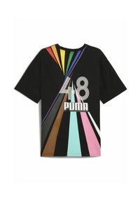 T-shirt nera con strisce angolari colorate in diverse tonalità, con il numero "48" e "PUMA" in carattere stilizzato bianco.