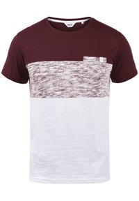 Bordeaux og hvid farveblokeret kortærmet t-shirt med en tekstureret øverste panel og en lomme på venstre bryst. Fremstillet af blødt bomuldsmateriale.