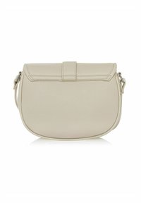 Beżowa torebka crossbody z syntetycznej skóry o zaokrąglonym kształcie, z klapką zamykaną na metalowe zapięcie. Teksturowana powierzchnia z prostym designem.