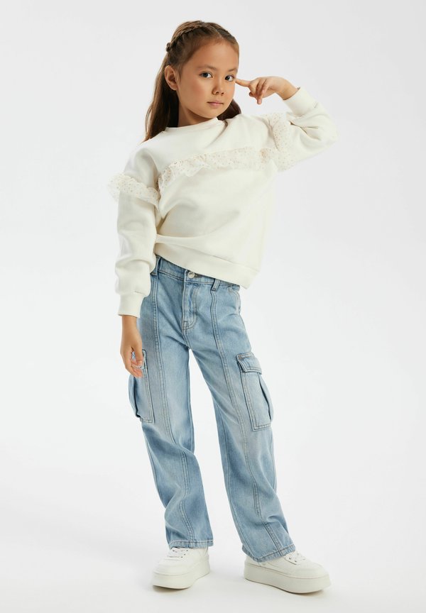 CARGO POCKETS AND LONG LEG - Jeans Straight Leg