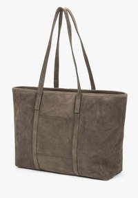 Šedá semišová taška přes rameno s měkkou texturou, dlouhými popruhy a obdélníkovým tvarem. Na jedné straně je vnější kapsa.