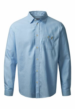 Chemise bleu clair à manches longues avec un col boutonné, poche sur la poitrine gauche et boutons beige, fabriquée à partir d'un tissu lisse.