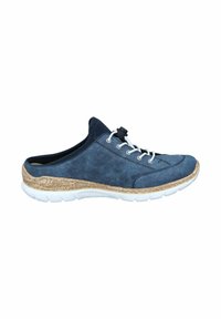 Chaussure décontractée en suede bleu avec une semelle en liège texturé et des accents blancs, dotée d'un bout arrondi et de lacets élastiques pour un enfilage facile.