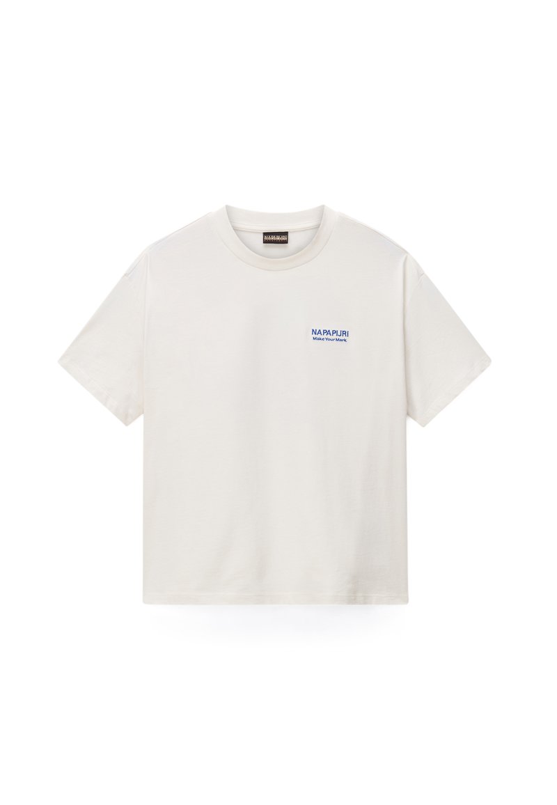Λευκό βαμβακερό t-shirt με κοντά μανίκια, με μικρό μπλε λογότυπο "NAPAPIJRI" και τη φράση "Make Your Mark" στο μπροστινό μέρος.