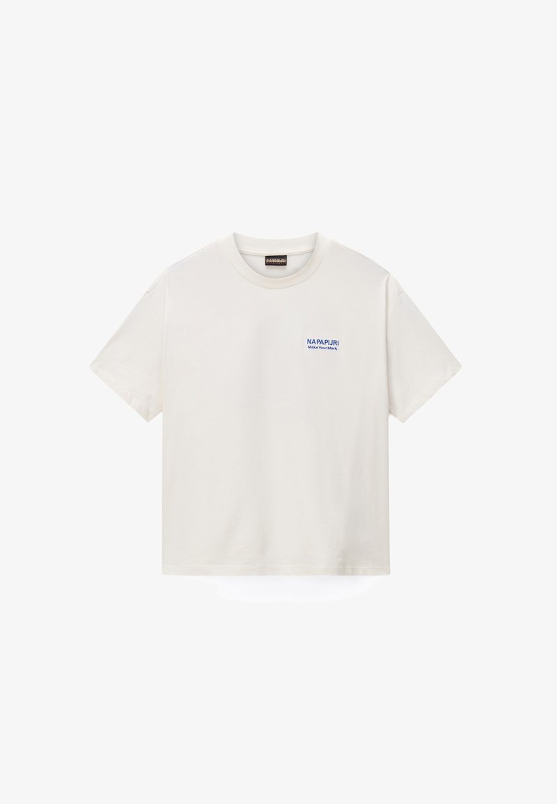 Λευκό βαμβακερό t-shirt με κοντά μανίκια, με μικρό μπλε λογότυπο "NAPAPIJRI" και τη φράση "Make Your Mark" στο μπροστινό μέρος.