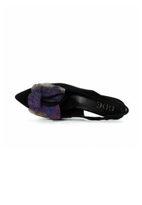 Czarne, spiczaste płaskie buty na odkrytej pięcie z iryzującą, purpurową i srebrną, błyszczącą kokardą na palcach, wyeksponowane na białym tle.
