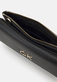 Calvin Klein RE LOCK  - Umhängetasche - black