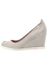 Scarpa con zeppa in suede grigia, con un design perforato, punta aperta e una rifinitura marrone a contrasto lungo il bordo. Suola in gomma bianca.